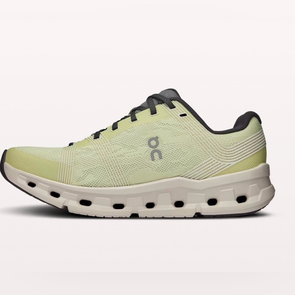 Like New Cloud Go On Cloud Running Shoes - Picture 4 of 11